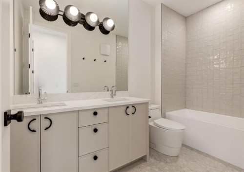 507 26 Avenue Ne, Calgary, AB - Indoor Photo Showing Bathroom