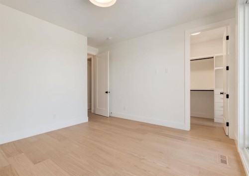 507 26 Avenue Ne, Calgary, AB - Indoor Photo Showing Other Room