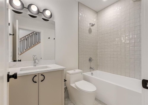 507 26 Avenue Ne, Calgary, AB - Indoor Photo Showing Bathroom