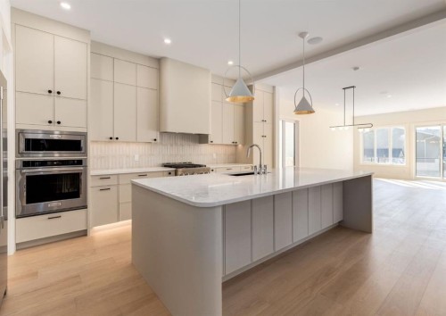 507 26 Avenue Ne, Calgary, AB - Indoor Photo Showing Kitchen With Upgraded Kitchen