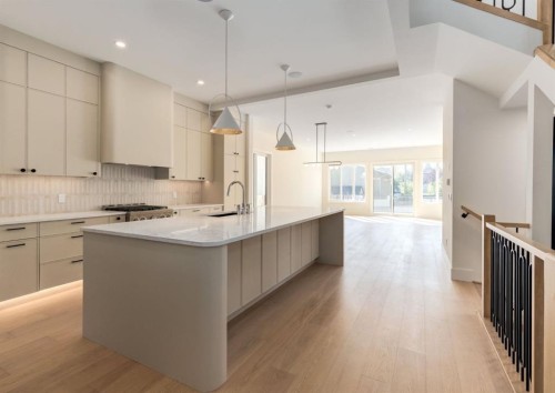 507 26 Avenue Ne, Calgary, AB - Indoor Photo Showing Kitchen With Upgraded Kitchen