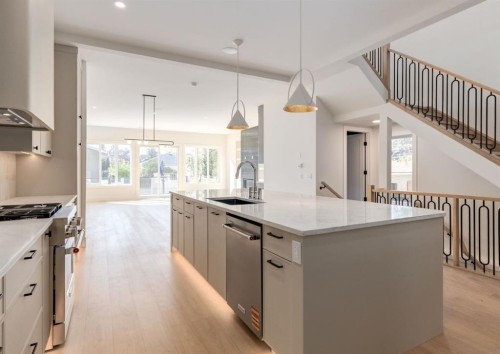 507 26 Avenue Ne, Calgary, AB - Indoor Photo Showing Kitchen With Upgraded Kitchen