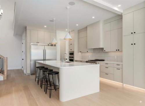 507 26 Avenue Ne, Calgary, AB - Indoor Photo Showing Kitchen With Upgraded Kitchen