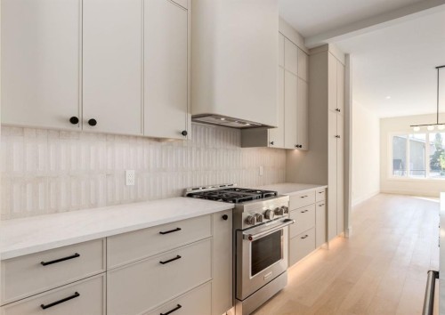 507 26 Avenue Ne, Calgary, AB - Indoor Photo Showing Kitchen With Upgraded Kitchen