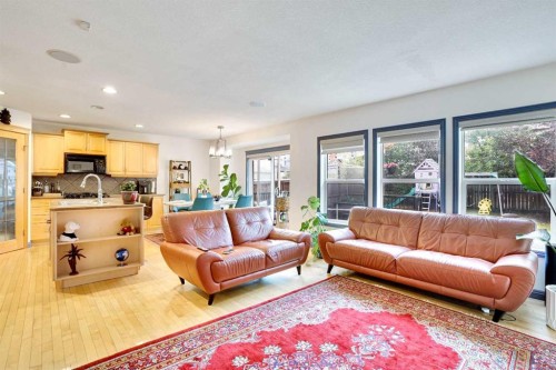 204 Covehaven Gardens Ne, Calgary, AB - Indoor Photo Showing Living Room