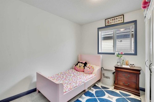 204 Covehaven Gardens Ne, Calgary, AB - Indoor Photo Showing Bedroom