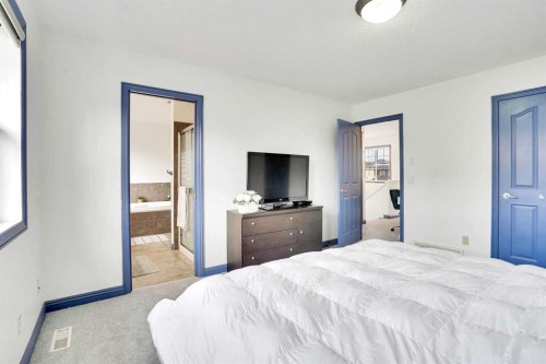 204 Covehaven Gardens Ne, Calgary, AB - Indoor Photo Showing Bedroom
