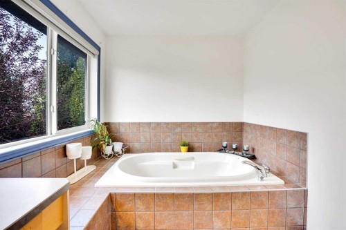 204 Covehaven Gardens Ne, Calgary, AB - Indoor Photo Showing Bathroom