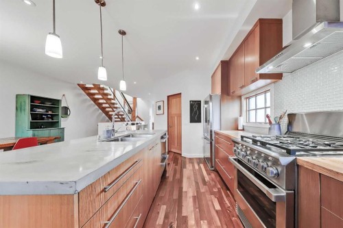 933 29 Street Nw, Calgary, AB - Indoor Photo Showing Kitchen With Double Sink With Upgraded Kitchen