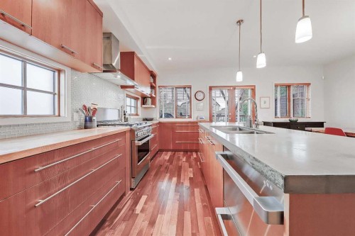 933 29 Street Nw, Calgary, AB - Indoor Photo Showing Kitchen With Double Sink With Upgraded Kitchen