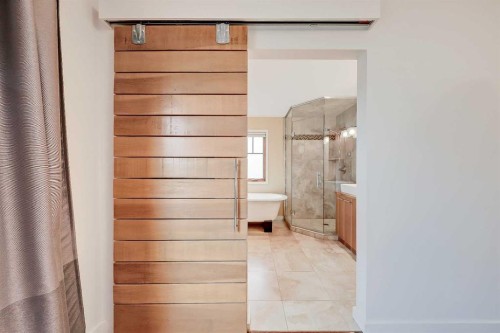 933 29 Street Nw, Calgary, AB - Indoor Photo Showing Other Room