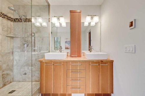 933 29 Street Nw, Calgary, AB - Indoor Photo Showing Bathroom