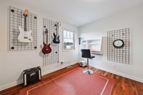 933 29 Street Nw, Calgary, AB - Indoor Photo Showing Other Room