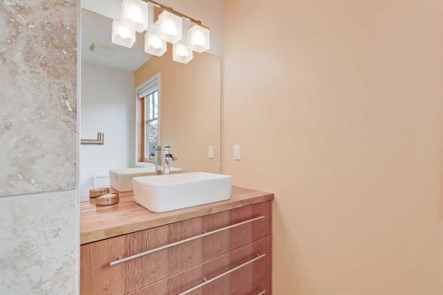 933 29 Street Nw, Calgary, AB - Indoor Photo Showing Bathroom