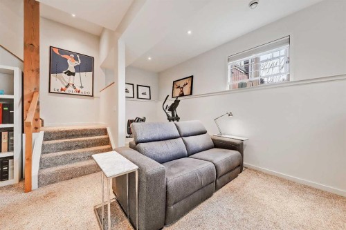 933 29 Street Nw, Calgary, AB - Indoor Photo Showing Other Room