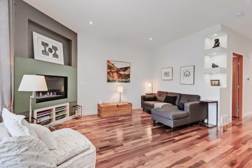 933 29 Street Nw, Calgary, AB - Indoor Photo Showing Living Room