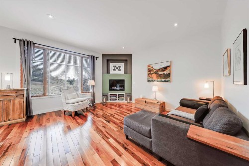 933 29 Street Nw, Calgary, AB - Indoor Photo Showing Living Room