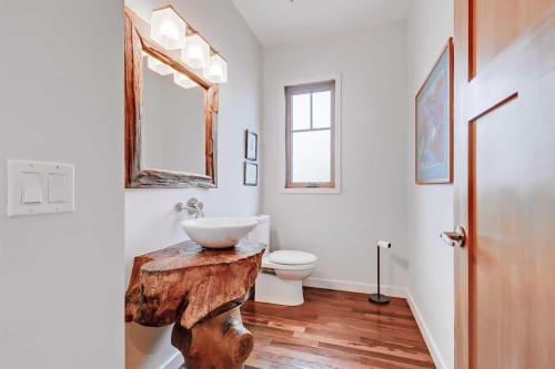 933 29 Street Nw, Calgary, AB - Indoor Photo Showing Bathroom