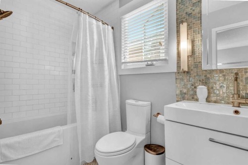 4532 Montgomery Avenue Nw, Calgary, AB - Indoor Photo Showing Bathroom