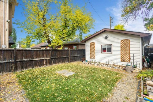 4532 Montgomery Avenue Nw, Calgary, AB - Outdoor