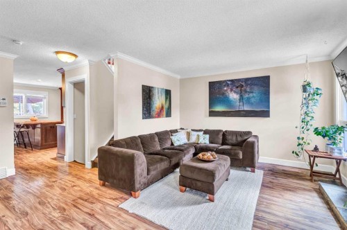 4532 Montgomery Avenue Nw, Calgary, AB - Indoor Photo Showing Living Room