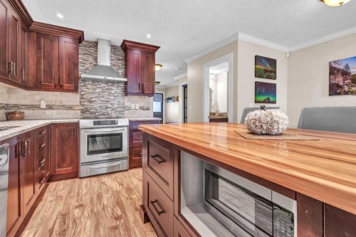 4532 Montgomery Avenue Nw, Calgary, AB - Indoor Photo Showing Kitchen