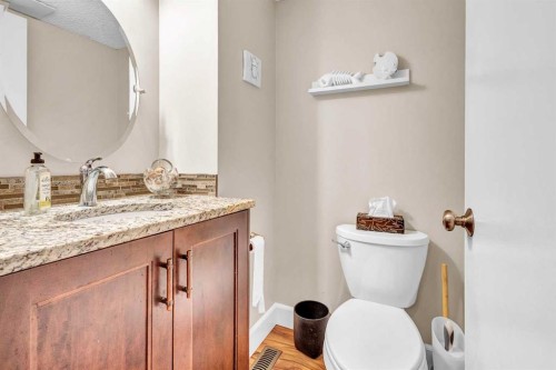 4532 Montgomery Avenue Nw, Calgary, AB - Indoor Photo Showing Bathroom