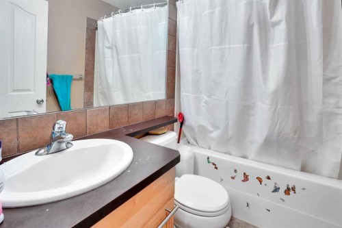 228 Covehaven Terrace Ne, Calgary, AB - Indoor Photo Showing Bathroom
