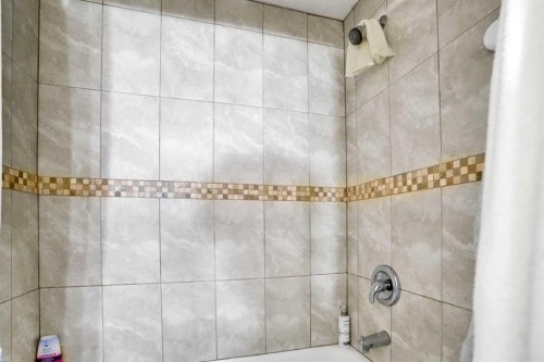 228 Covehaven Terrace Ne, Calgary, AB - Indoor Photo Showing Bathroom