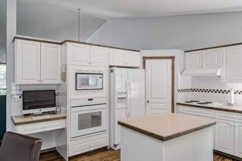 14319 Evergreen Street Sw, Calgary, AB - Indoor Photo Showing Kitchen