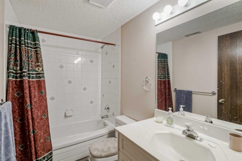 14319 Evergreen Street Sw, Calgary, AB - Indoor Photo Showing Bathroom