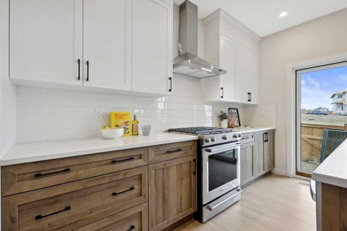 43 Versant View Sw, Calgary, AB - Indoor Photo Showing Kitchen With Upgraded Kitchen