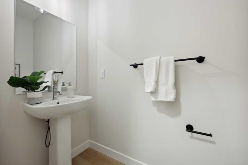 43 Versant View Sw, Calgary, AB - Indoor Photo Showing Bathroom