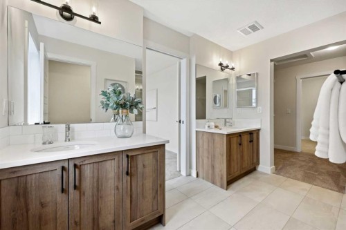 43 Versant View Sw, Calgary, AB - Indoor Photo Showing Bathroom