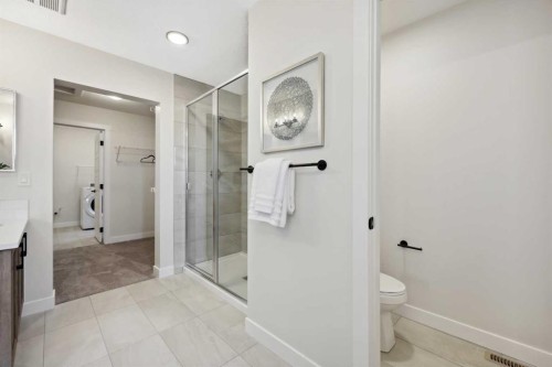 43 Versant View Sw, Calgary, AB - Indoor Photo Showing Bathroom