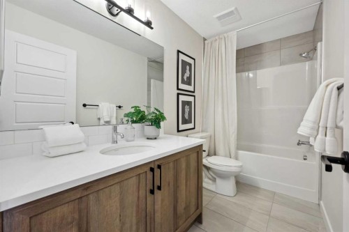 43 Versant View Sw, Calgary, AB - Indoor Photo Showing Bathroom