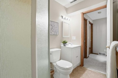 12 Bow Way, Cochrane, AB - Indoor Photo Showing Bathroom