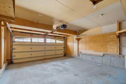 78 New Brighton Manor Se, Calgary, AB - Indoor Photo Showing Garage