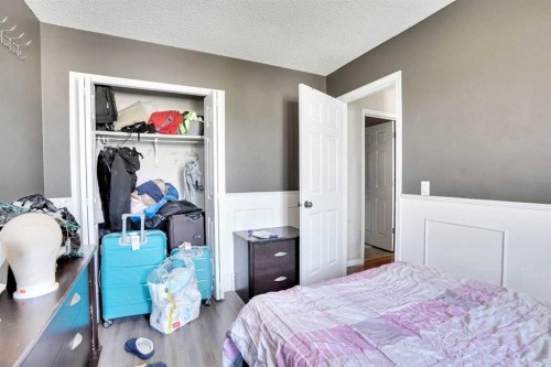 531 Stonegate Road Nw, Airdrie, AB - Indoor Photo Showing Bedroom