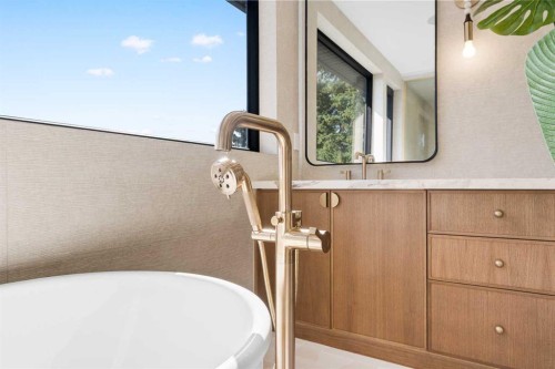 692 West Chestermere Drive, Chestermere, AB - Indoor Photo Showing Bathroom