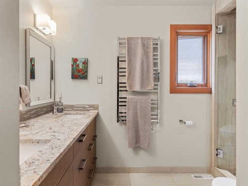 514 5Th Avenue, Canmore, AB - Indoor Photo Showing Bathroom