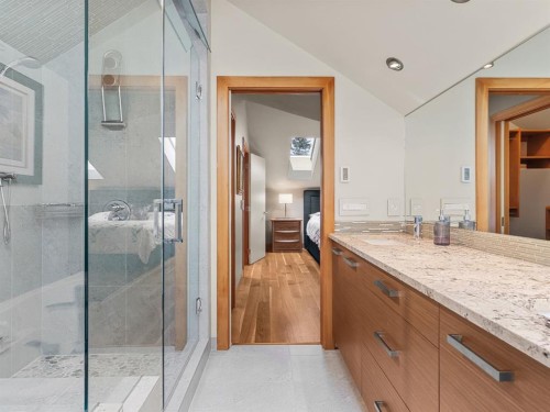 514 5Th Avenue, Canmore, AB - Indoor Photo Showing Bathroom