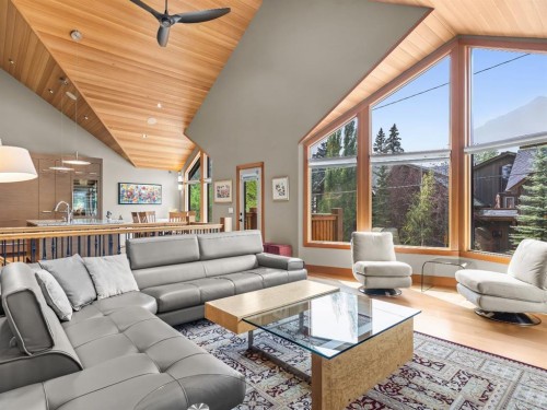 514 5Th Avenue, Canmore, AB - Indoor Photo Showing Living Room