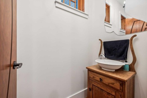 2605 4 Street Ne, Calgary, AB - Indoor Photo Showing Bathroom