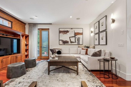 2605 4 Street Ne, Calgary, AB - Indoor Photo Showing Living Room