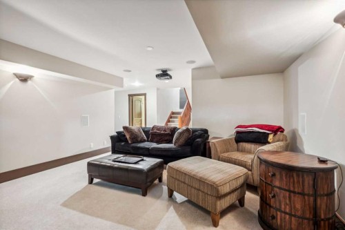 2605 4 Street Ne, Calgary, AB - Indoor Photo Showing Living Room