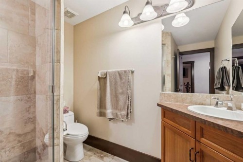 2605 4 Street Ne, Calgary, AB - Indoor Photo Showing Bathroom