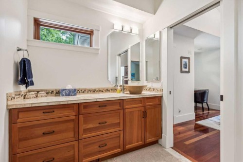 2605 4 Street Ne, Calgary, AB - Indoor Photo Showing Bathroom