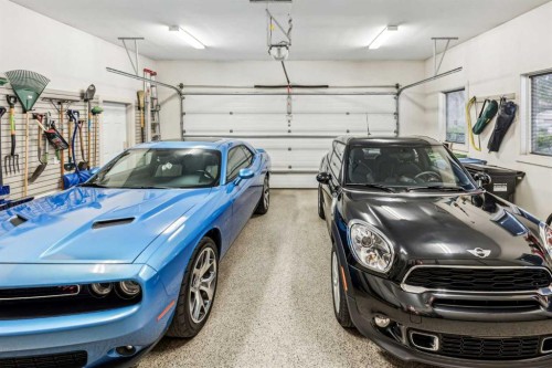 2605 4 Street Ne, Calgary, AB - Indoor Photo Showing Garage