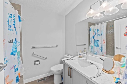 12 Cedargrove Road Sw, Calgary, AB - Indoor Photo Showing Bathroom